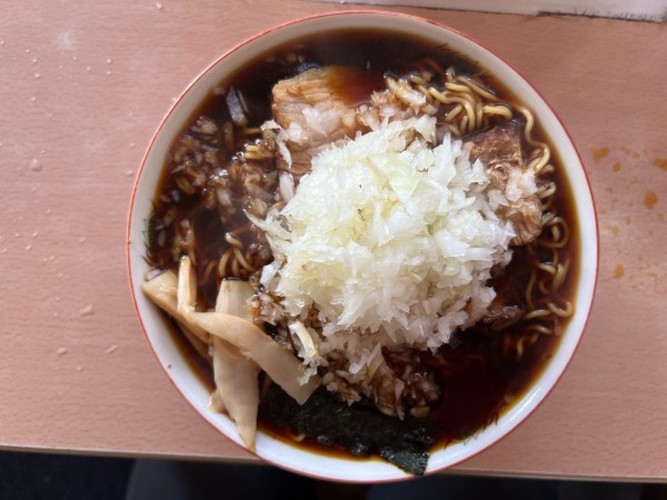 「ラーメン　950円　ヤクミ(玉ねぎ)  100円」@梅乃家の写真