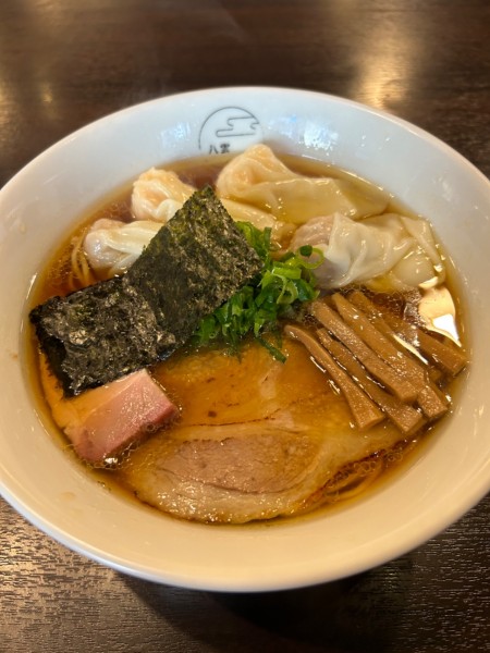 「特製ワンタン麺ハーフ(黒だし)1220円」@八雲の写真