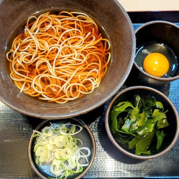 「朝そば(玉子)三陸わかめ」@ゆで太郎 赤羽橋店の写真