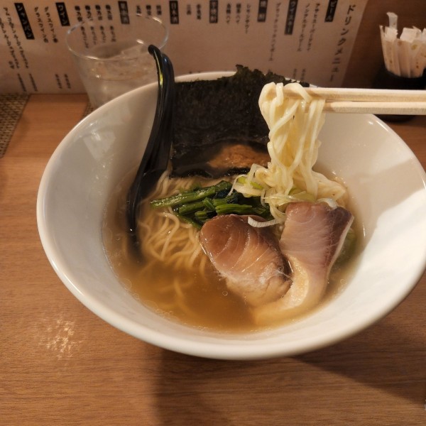 「ﾌﾞﾘ塩ﾗｰﾒﾝ」@函館ブリ塩ラーメンと酒と肴 カモンの写真
