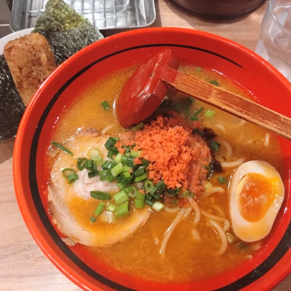 「えびしお(そのまま、太麺)900円、えびおにぎり170円」@えびそば一幻 新千歳空港店の写真