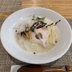 白トリュフ香る～蛤と鶏の泡白湯中華蕎麦～