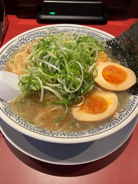 「どっかんねぎ肉そば+味玉（1067円）」@丸源ラーメン 練馬関町店の写真