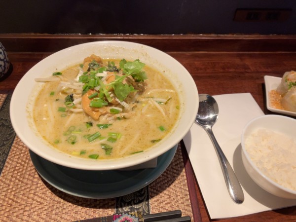 「グリーンカレーラーメンセット￥1100」@タイ料理レストラン Smile Thailandの写真