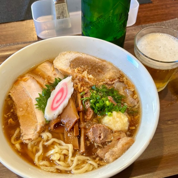 「本日の手打ち中華そば（生姜醤油）＋柔らかソーキ軟骨煮＋ビール」@あかつきほじなしの写真