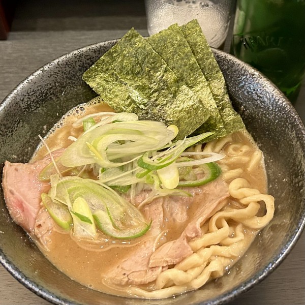 「焼きあごらーめん＋瓶ビール」@麺屋なにがしの写真