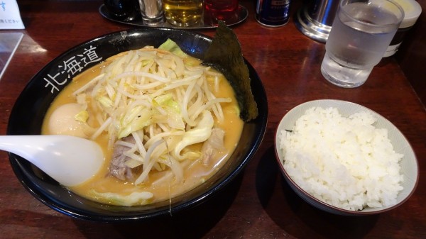 「辛っ風麺：野菜多め（1,050円）＋味付玉子＋ライス小」@北海道らーめん おやじ 町田店の写真