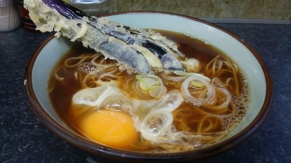 「なす天そば 470円＋生たまご 50円」@文殊 市川店の写真