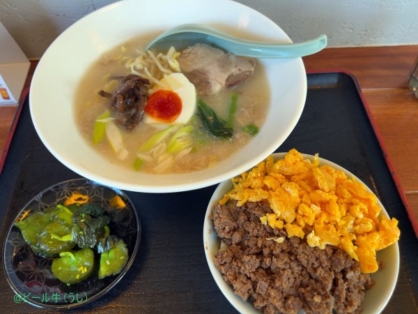 「コムタンラーメン、ミニそぼろ丼セット(1000円)」@ホルモン酒場 だるまの写真