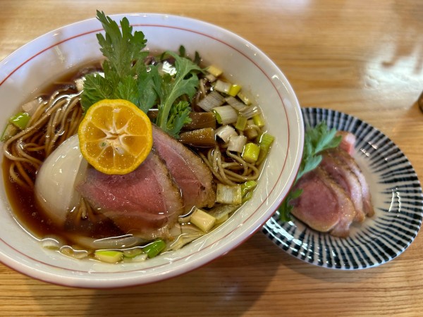 「【冬季限定】鴨醤油そば1000円、鴨ロース3枚300円」@麺 㐂色の写真