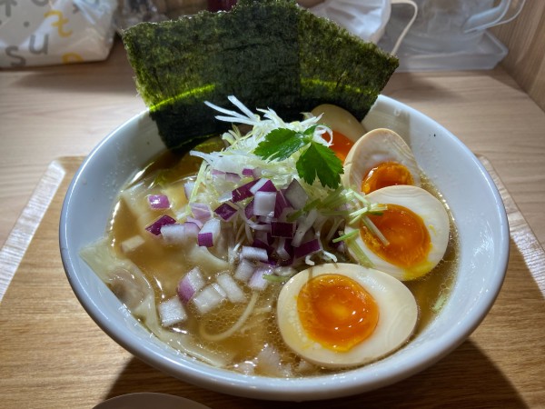 「淡口しょうゆ 790円 特製チャーシュー180円 特製ワンタン1」@中華そば 上田製麺店の写真