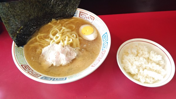 「ラーメン（中）800円＋ライス50円」@原 すえひろの写真