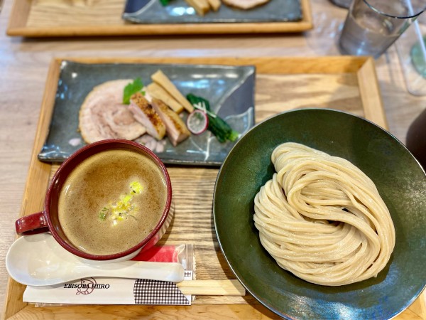 「みやっちくん限定　コーチンと魚介の濃厚つけそば〜市ばん豚の大判チ」@えびそば 緋彩の写真