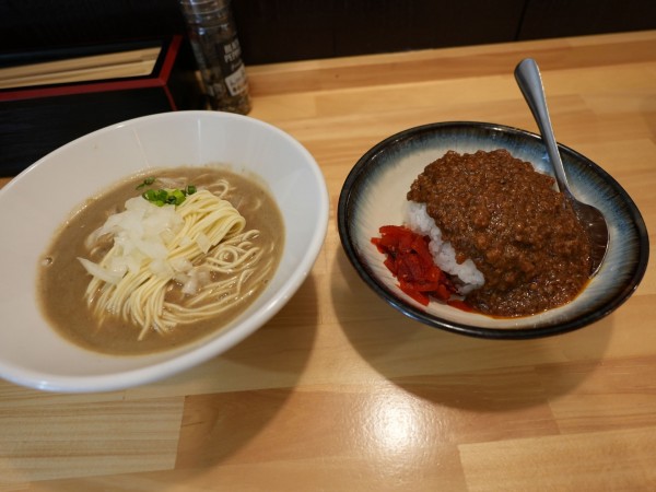 「Cセット 濃厚煮干ソバ かけ＋限定ごはん キーマカレー」@煮干ソバと米 今日の1番の写真