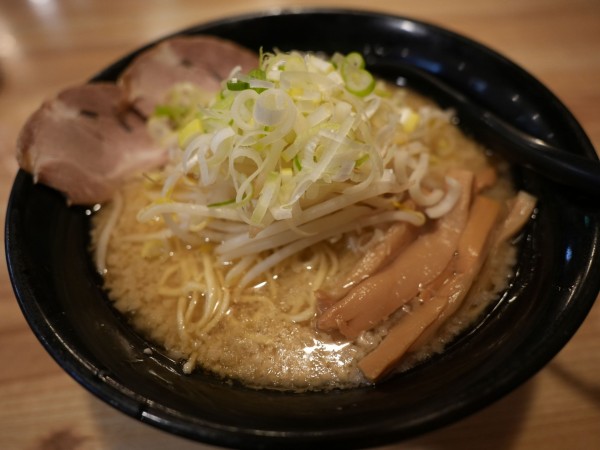 「こってり醤油豚骨 大盛＋麺硬め＋背脂多め」@背油とんこつらーめん 雷門の写真