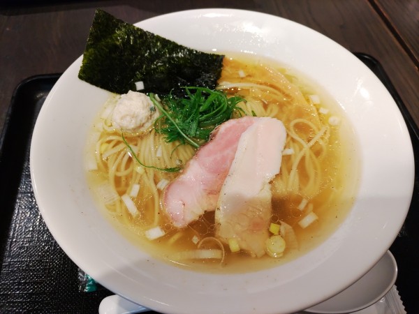 「黒さつま鶏 塩 ストレート麺」@特級鶏蕎麦 龍介 PLAY atre TSUCHIURA店の写真