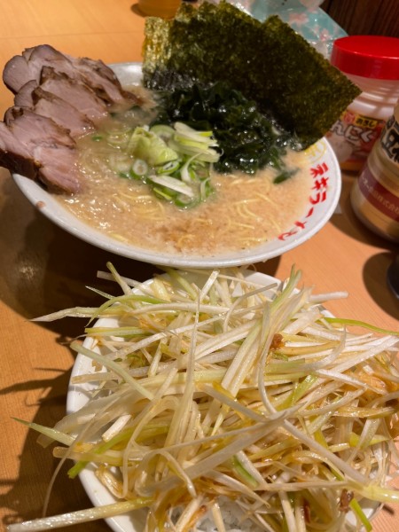 「コテコテチャーシューメン(5枚)+中盛+ワカメ+のり+ネギ飯」@○新 ネギラーメン 新橋店の写真