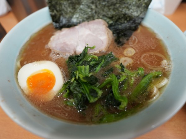 「並 麺硬め＋味濃いめ＋油多め＋サービスライス＋サービスタマチ」@横浜らーめん 武蔵家 綾瀬店の写真