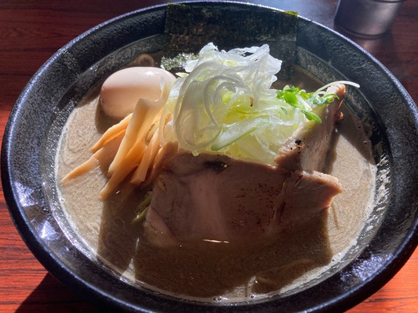 「メガ煮干しラーメン・中盛、味玉」@麺屋 ひな多の写真
