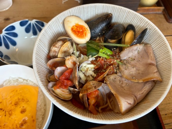 「【限定】貝出汁トマトらーめん(チーズ飯付)1000円」@和風らーめん 凪の写真