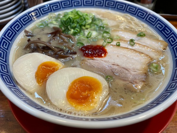 「白龍とんこつラーメン＋味玉」@ラーメン 虎と龍 JR東淀川駅前店の写真