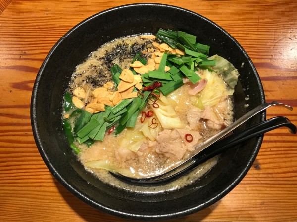 「ニラだくマルチョウらぁめん〜醤油仕立て〜　1300円」@らぁ麺屋 つなぎの写真