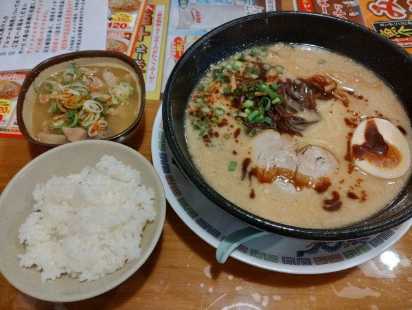 「みそとんこつラーメン(小ライス)(もつ煮)」@おおぎやラーメン 高崎問屋町店の写真