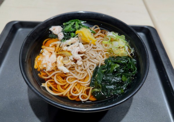 「柚子鶏ほうれん草そば(540円)」@名代 富士そば 飯田橋駅前店の写真