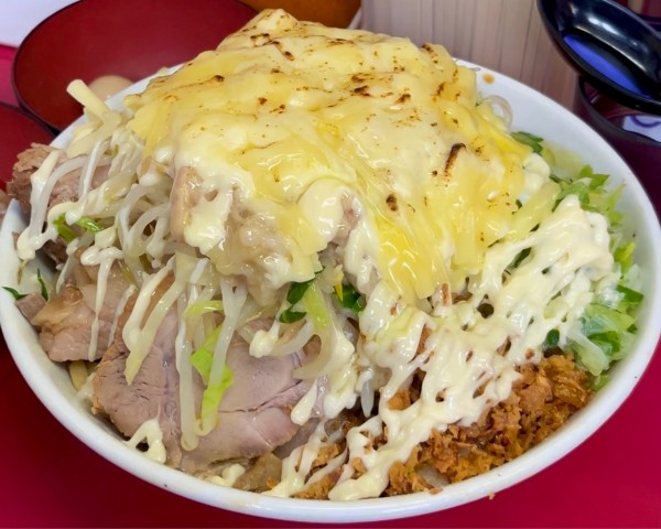 「周年祭限定バター（バター風焼きチーズ）ねぎ汁なし 大ラーメンぶた」@ラーメン二郎 中山駅前店の写真