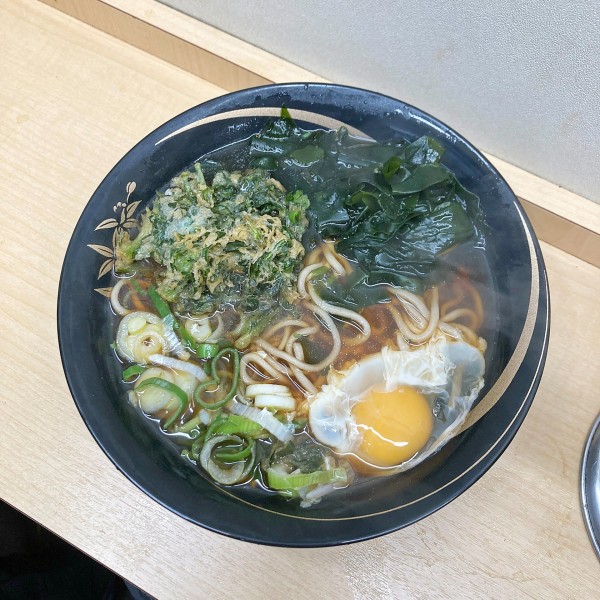 「そば、春菊天、玉子、わかめ」@そばのスエヒロ 八丁堀店の写真