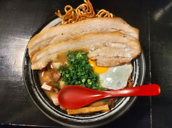 「チャーシュー焼麺 目玉焼き」@焼麺 劔の写真