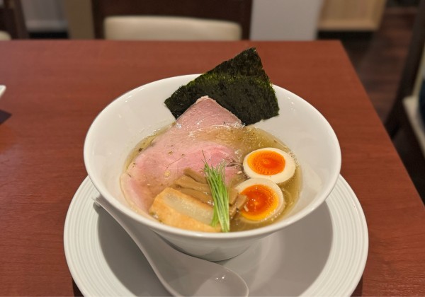「山椒白醤油煮干し蕎麦（味玉入り）¥1000」@酒肴場 屯の写真