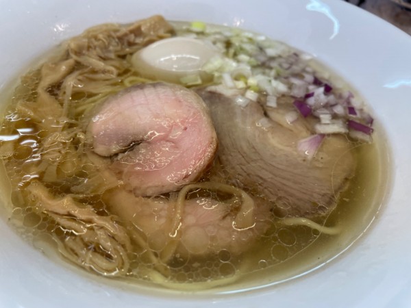 「牛骨だしの中華そば（塩）味玉:950円」@麺屋あきづの写真