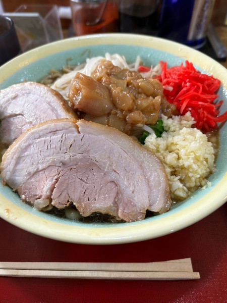 「小　野菜少なめ　ニンニク　アブラ　紅生姜　生卵(10円)」@ラーメンめじの写真