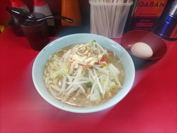 「小ラーメン(半分)＋ピザ＋玉子」@ラーメン二郎 中山駅前店の写真