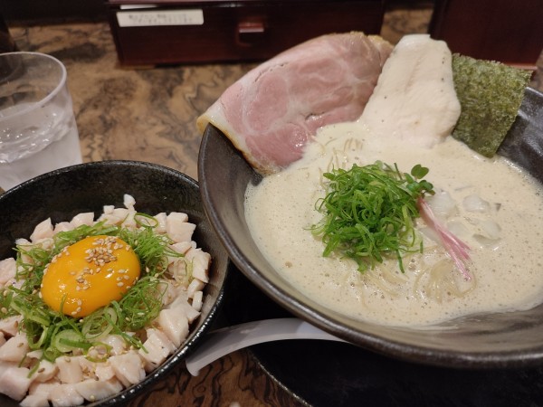 「くろ＋ねぎ玉丼」@鶏と麦ときどき豚の写真