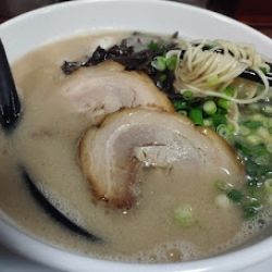 博多ラーメン白(700)替玉１個無料
