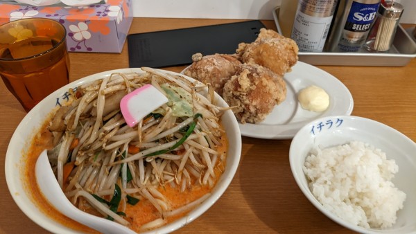 「辛いタンメン　大盛り+唐揚げセット」@極濃タンメン イチラク 成田店の写真