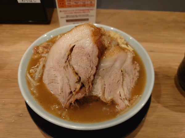 「ラーメン+豚一枚」@俺の生きる道 上野店の写真