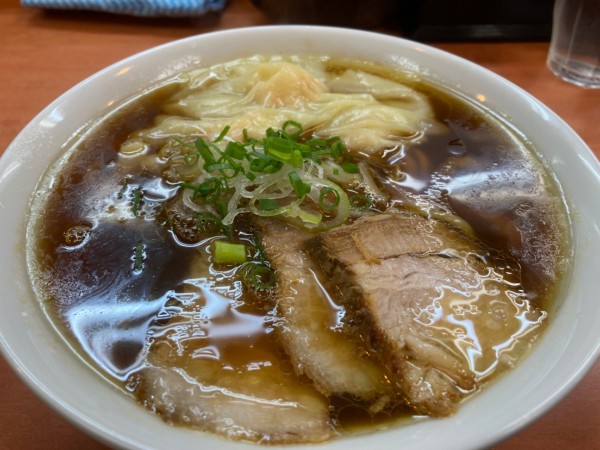 「海老ワンタンメン+濃口変更+生姜丼＋缶ビール」@日陰の写真
