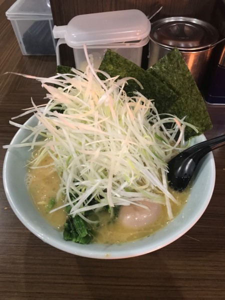 「ネギ（辛み抜き）ラーメン（麺かため）＋味付半熟卵1,080円」@千家 本店の写真