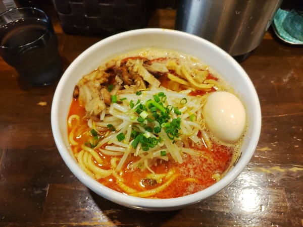 「辛味噌らーめん大+味玉」@麺屋 茅根の写真