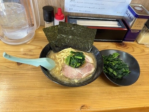 「とんこつ醤油（並 ）780円＋ほうれん草 150円。」@らーめん勇気家の写真