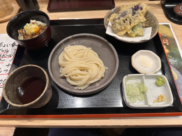 「Bランチセット（小・250g・醤油・肉味噌丼）990円」@水沢うどん 水香苑 高崎モントレー店の写真