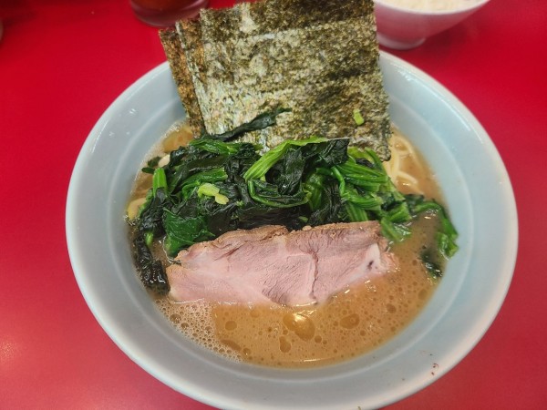 「ラーメン+ほうれん草」@横浜ラーメン 武蔵家 大井町店の写真
