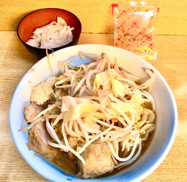 「小少なめニンニク少しアブラ+玉ねぎ+鰹節」@ラーメン二郎 環七新新代田店の写真