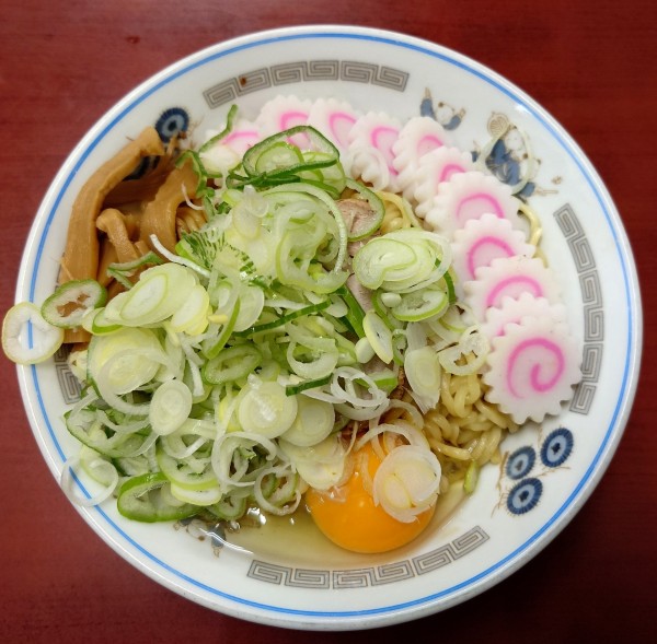 「油そば(並) ネギ盛+なると盛+生玉子(1150円)」@珍々亭の写真