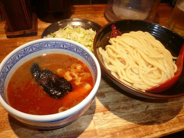 「辛つけ麺（並、＋薬味ねぎ）」@つけ麺専門店 三田製麺所 国分寺並木店の写真