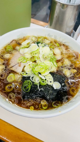 「生姜醤油ラーメン大盛りネギ増し」@青島食堂 秋葉原店の写真