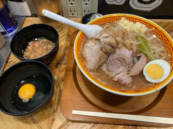 「ラーメン(少なめ)【豚2枚】¥980+生玉子¥50」@えどもんどの写真